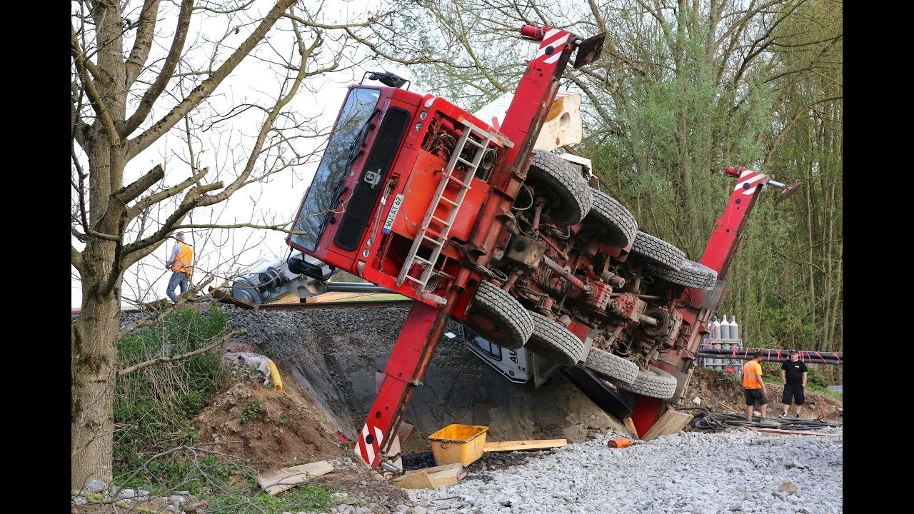 [21.04.2018] - Autokran stürzt in Königshofen auf Gleisbett und reißt Oberleitung mit sich