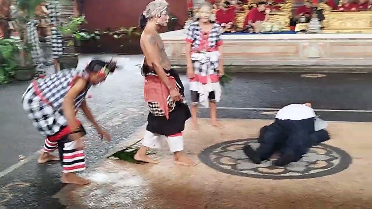 Pertarungan dalam sendratari Barong di Bali - lanjutan