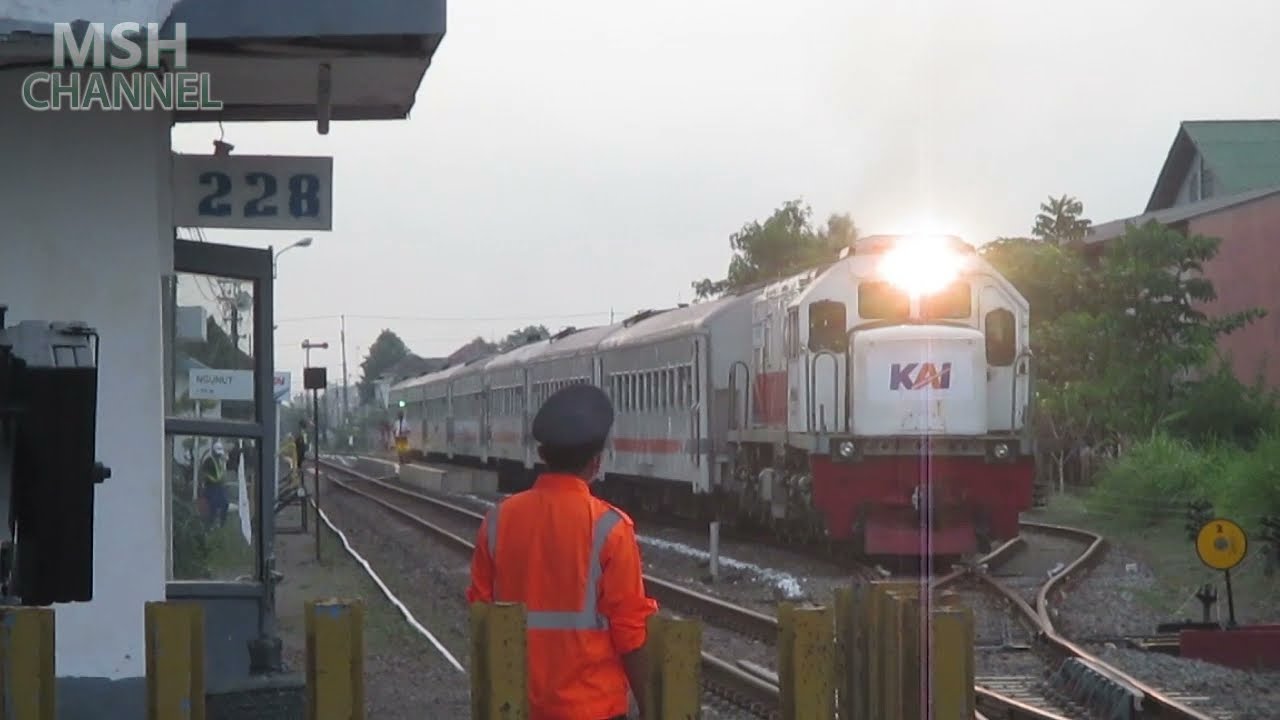 PERLINTASAN KERETA API 228 PASAR NGUNUT, TULUNGAGUNG