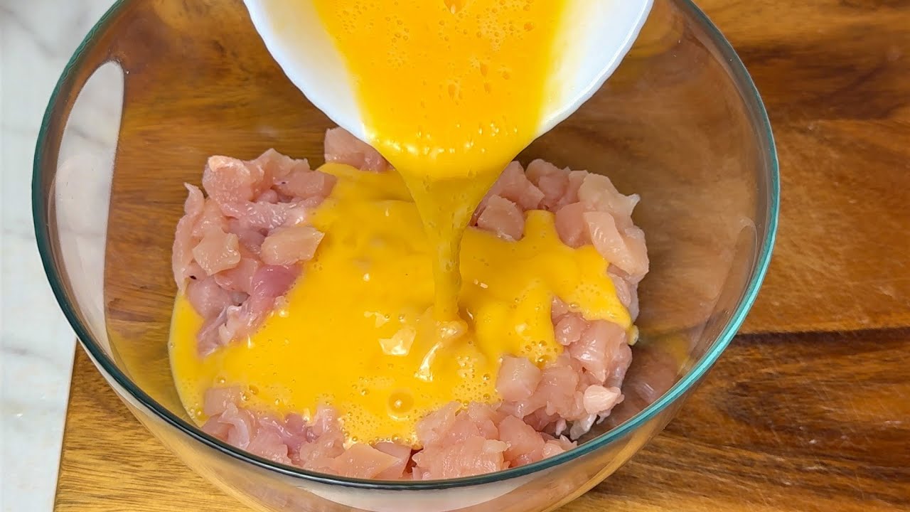Просто нарежьте филе и вылейте 2 Яйца. Никогда ЕЩЁ НЕ ЕЛА такой вкусной куриной грудки! Тает во рту