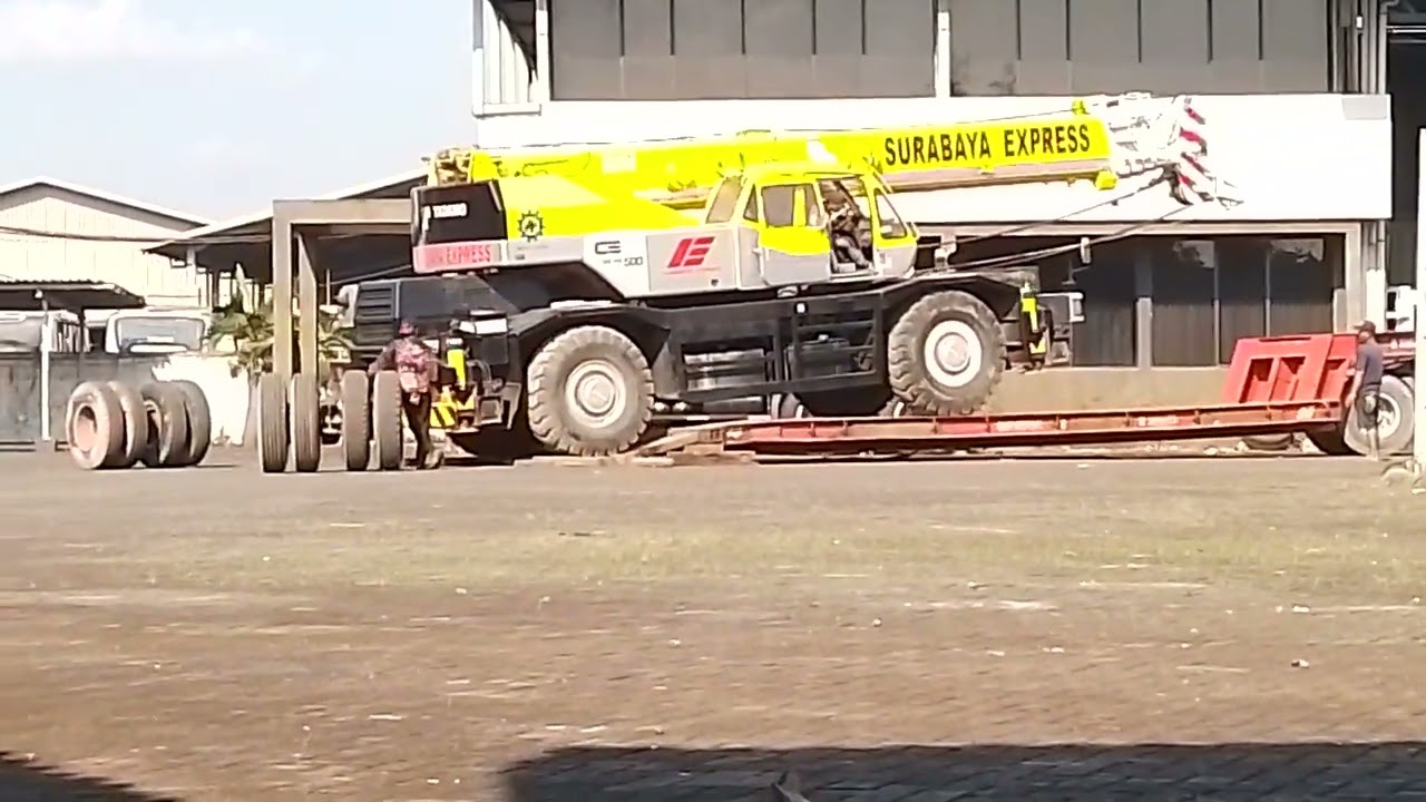 Crane turun dari lowbed