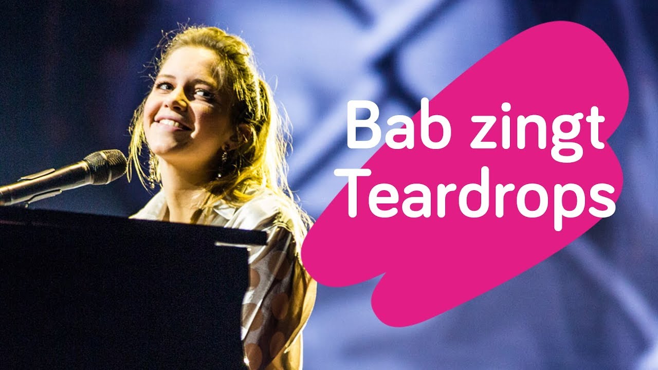 Bab Buelens speelt zelf piano tijdens ontroerende versie van Teardrops