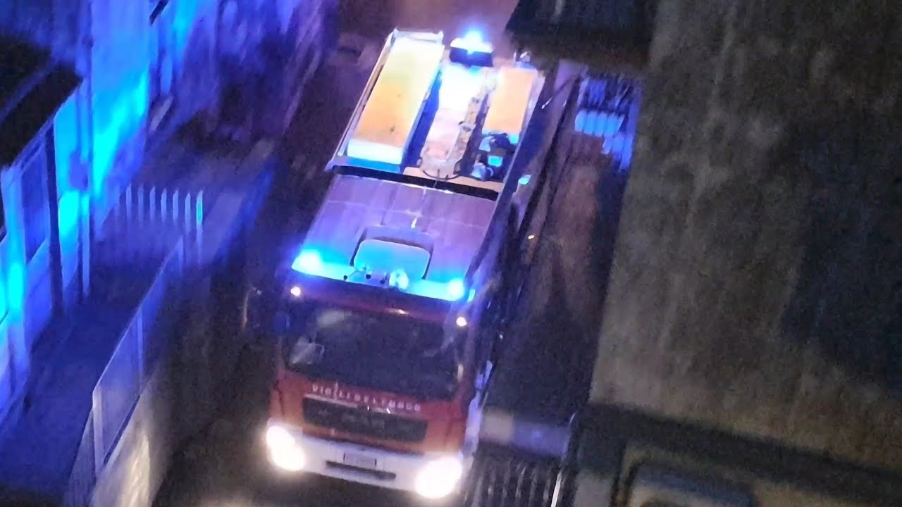 [STUCK IN TRAFFIC] (VVF CATANIA) PASSAGGIO APS MAN VIGILI DEL FUOCO IN SIRENA
