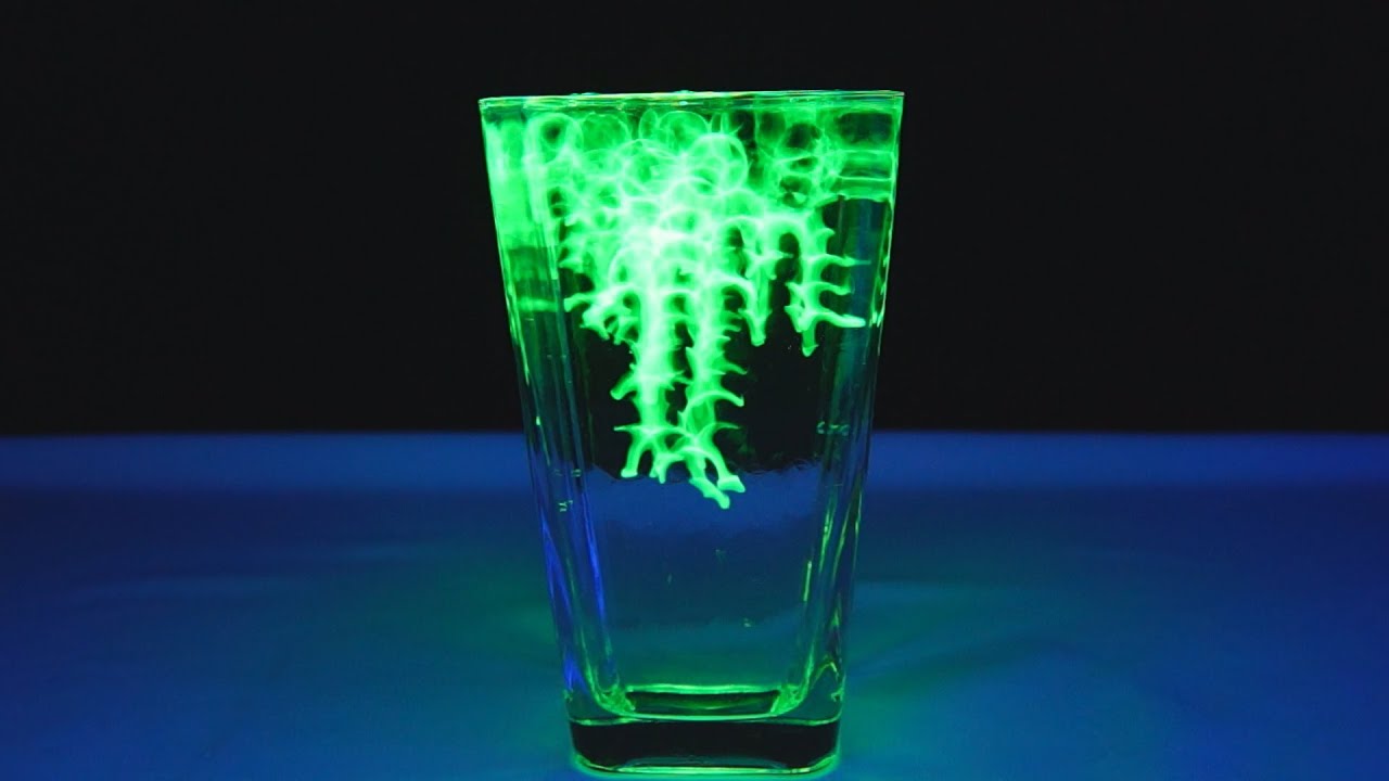 Water Balz mit leuchtendem Wasser - UV Licht Experiment