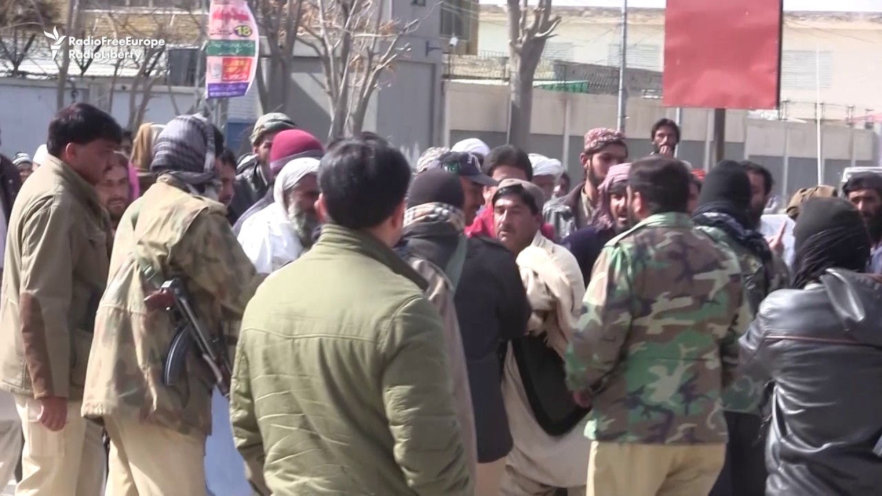 Pakistani Protesters Scuffle With Police Amid Fuel Shortages