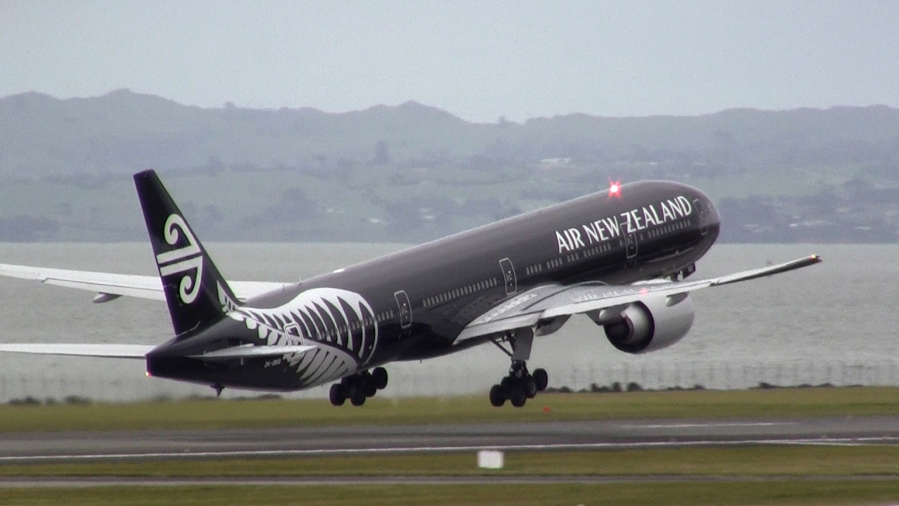Air New Zealand ► Boeing 777-300 'All black' ► Takeoff ✈ Auckland Airport