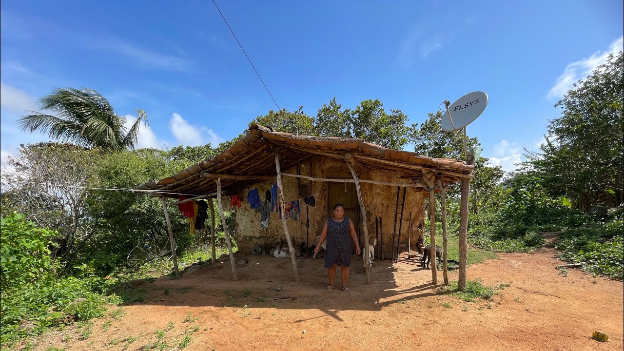 Mulher que vive isolada há 63 anos entre florestas pedras longe do barulho da cidade