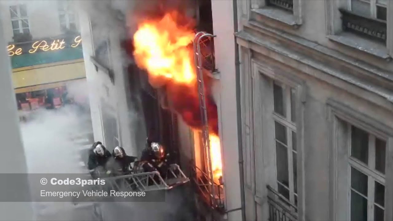 Dramatic Fire and Rescue From Burning Building in Paris // BSPP en Intervention