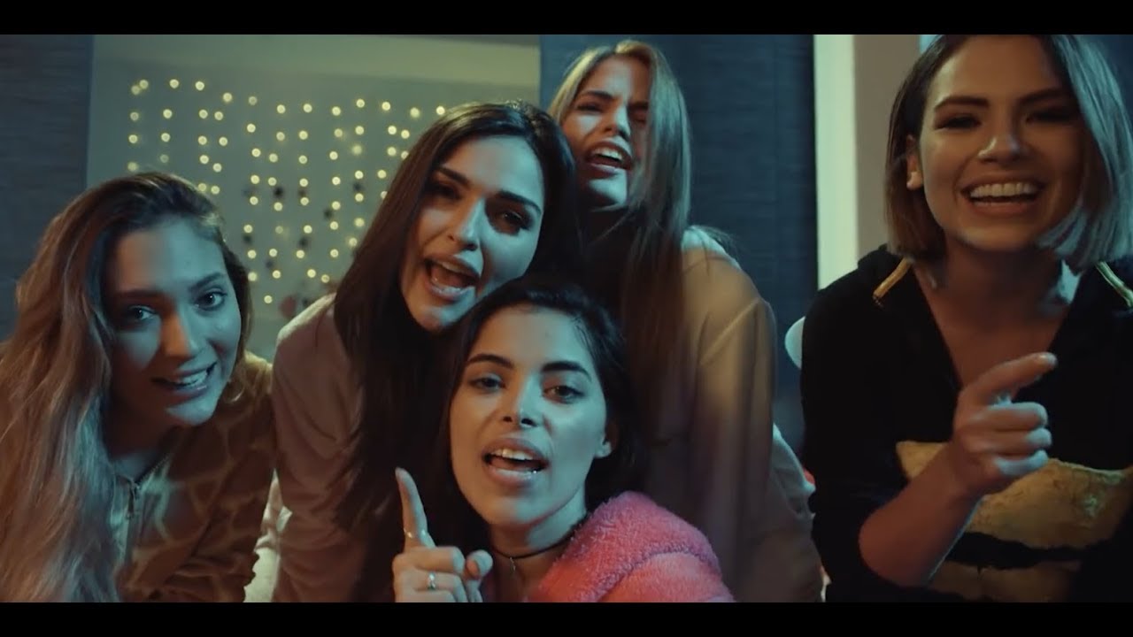 Fefi - Pens&aacute;ndolo Bien (Official Video)