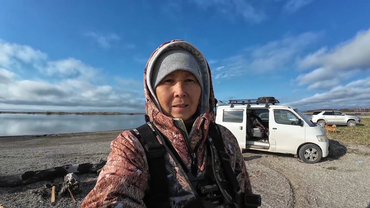 Выбрались на морскую рыбалку, ловим камбалу..