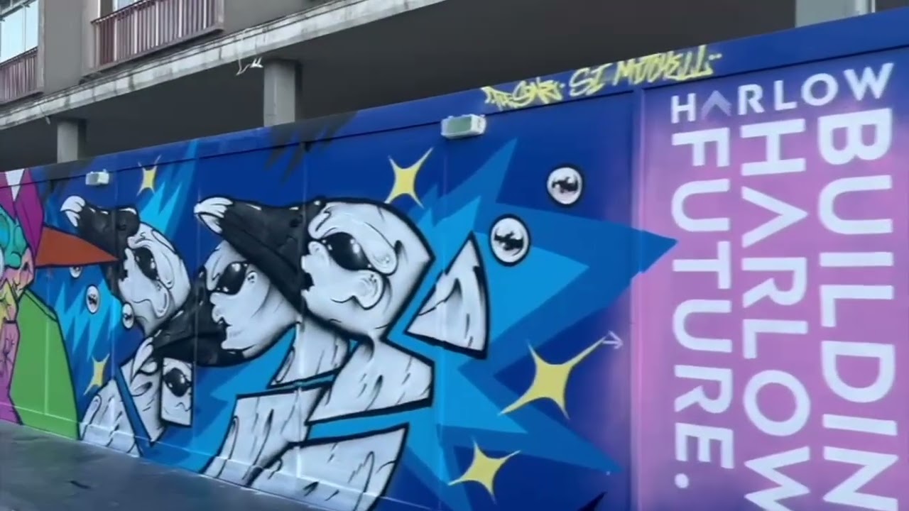 Магазин Murwalls в центре города Харлоу; работы завершены.
