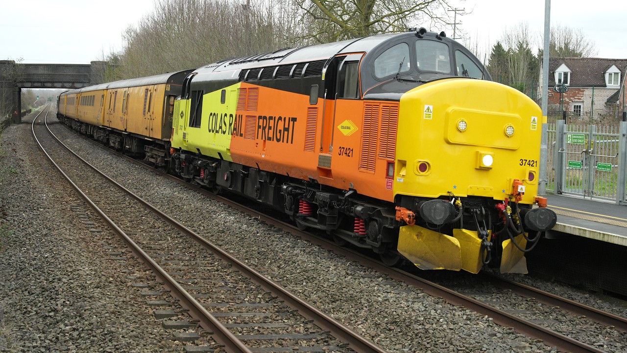 1Z57 Class 37s 37421 & 37425 passing Worcestershire Parkway 3/3/26