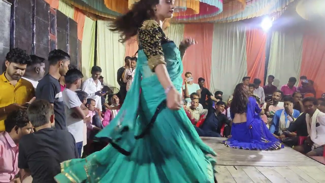 O mukhda Chand Ka tukra 🎁😆 | #dancevideo #publicreactin #dancetrendingvideo #vireldane @SANU_SKATING