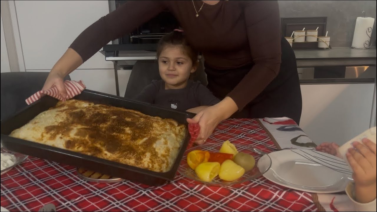 Knaqësi me gatu me vajzen time . Kesaj here e keni nje pite me presh/purri 