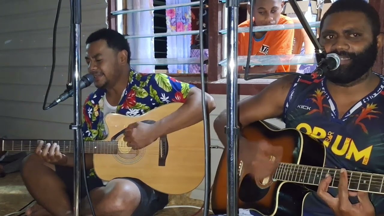 Senivuga Brothers- MOLI MAI YADUA(cover)