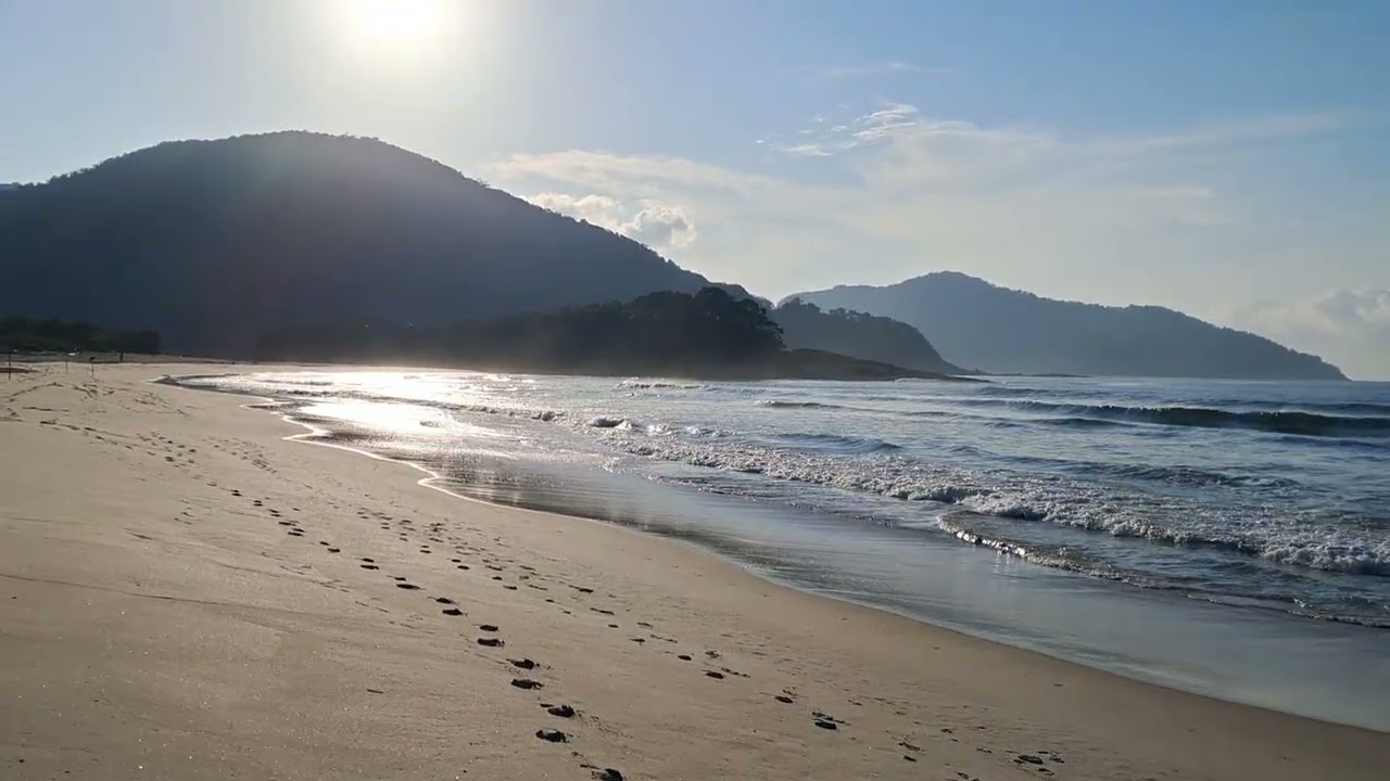 Caminhando  na praia de cambury  litoral norte de SP 