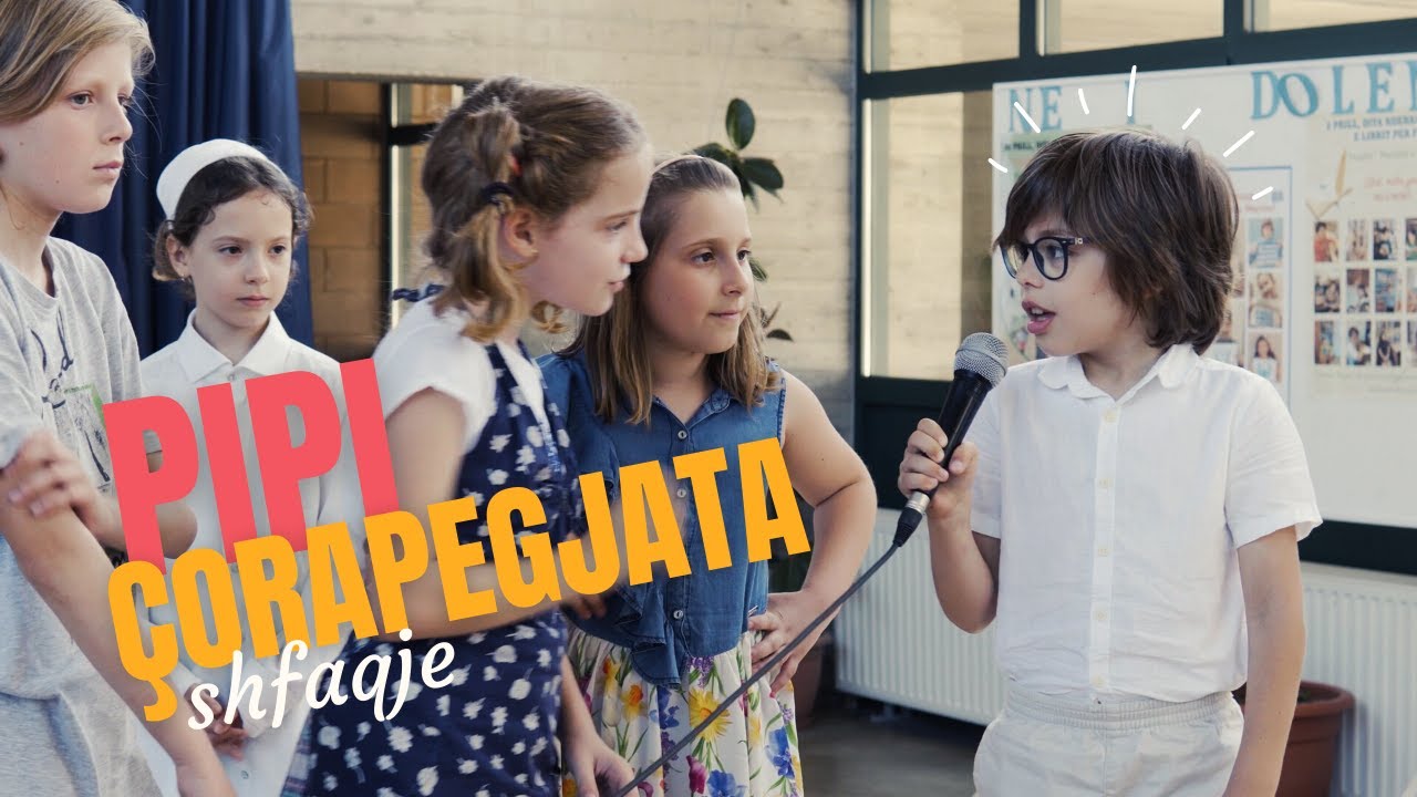 Pipi Çorapegjata shfaqje ne shkollen 
