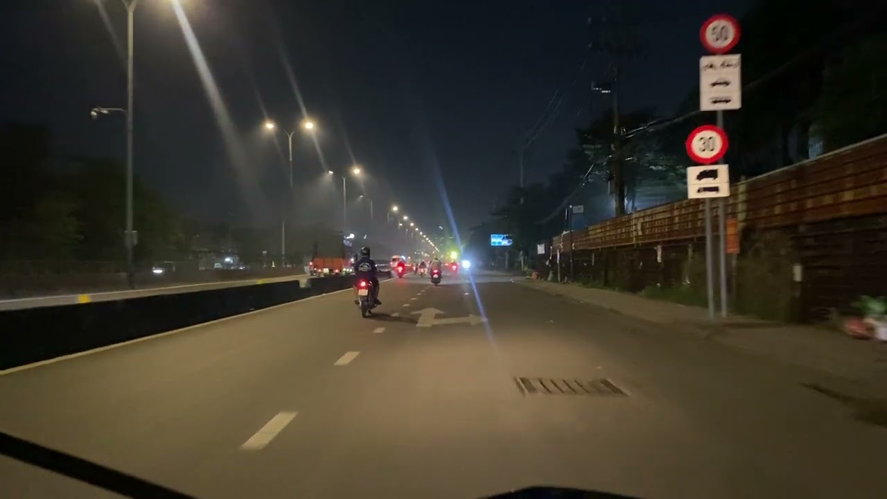 The road to Vietnam is as beautiful as a picture, the road is wide and there is no traffic jam