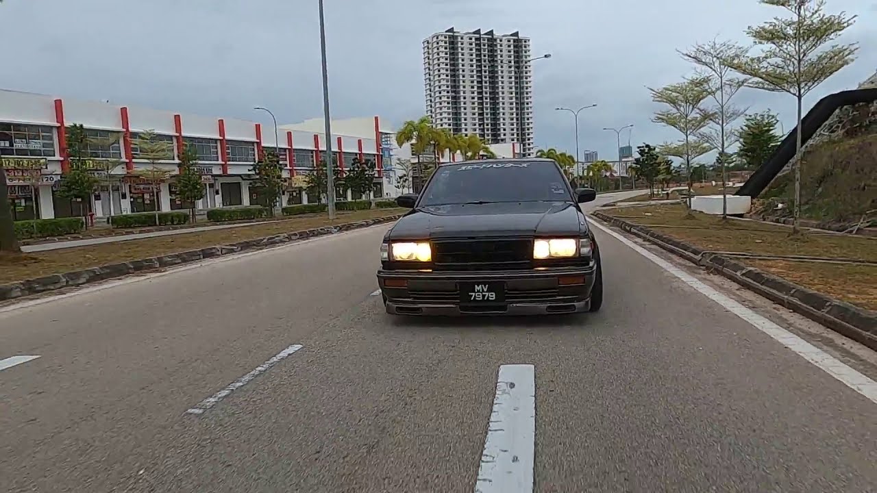 FULL THROTTLE : Nissan Cedric Frameless