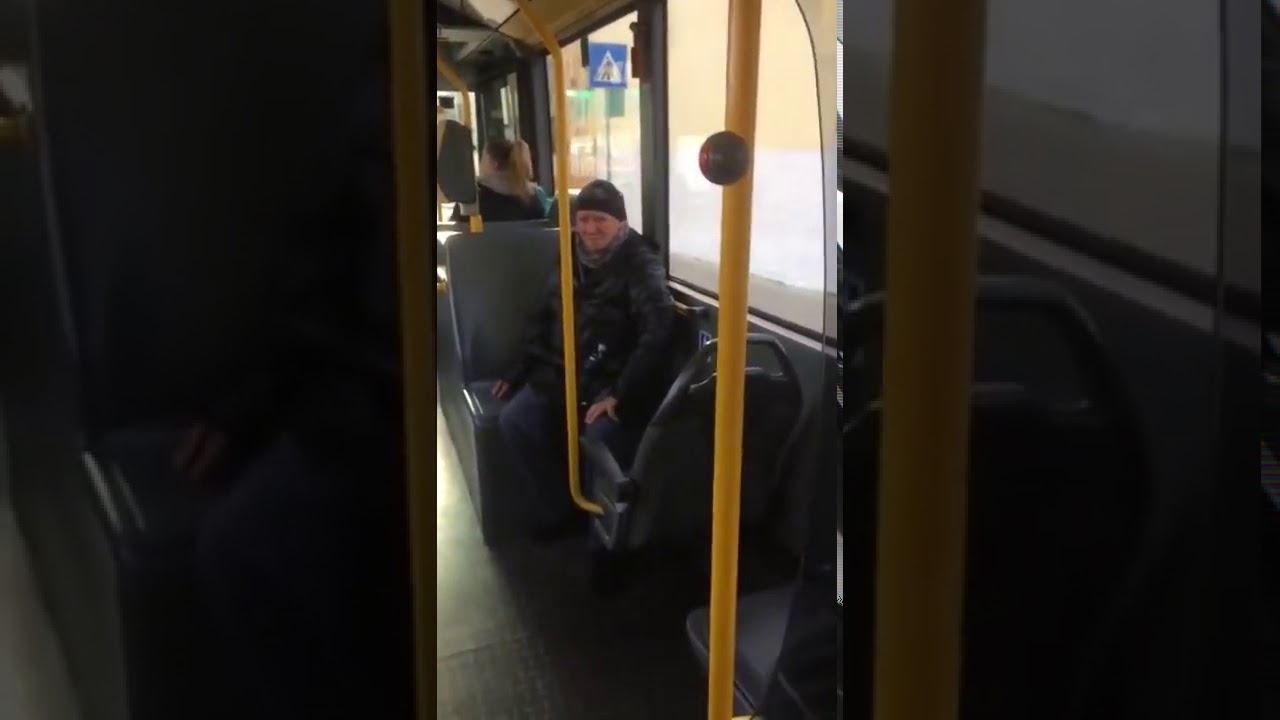 Dove è il cellulareeeeeeeee!! Urla come una folle nell'autobus!!!