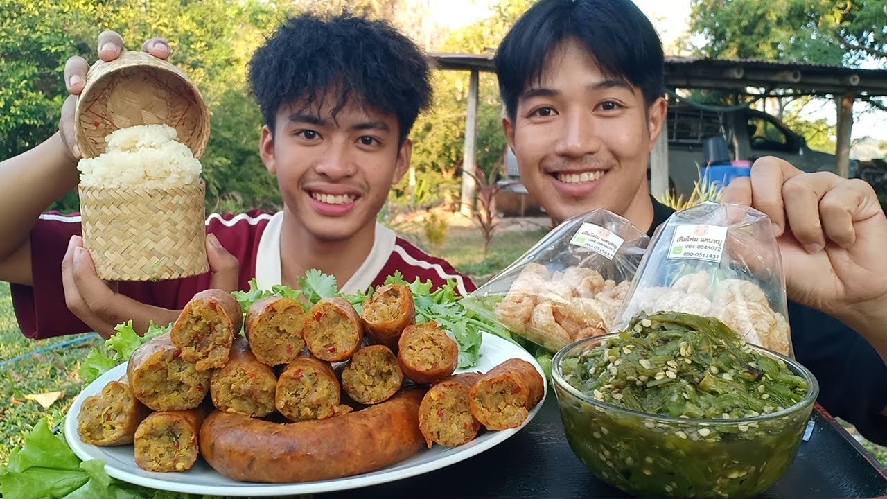 ไส้อั่วหมูกับนํ้าพริกหนุ่ม แคบหมูกรอบๆ เมนูขึ้นชื่อของภาคเหนือเรา.