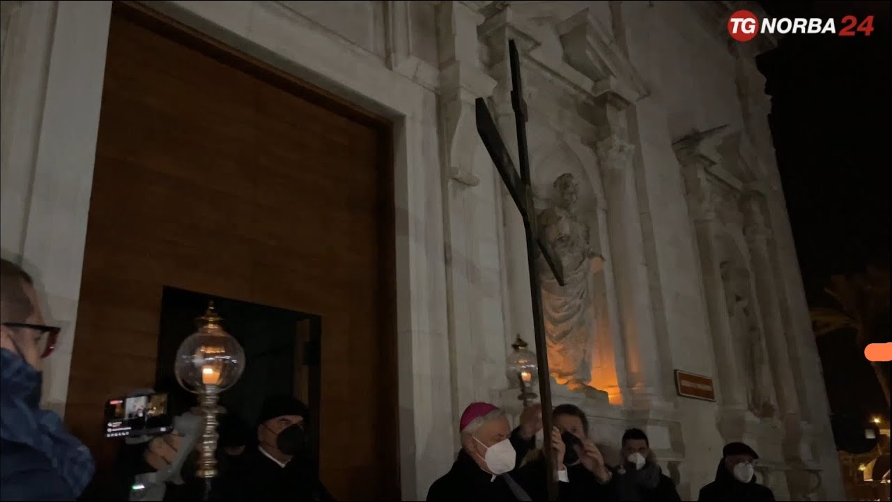 Molfetta, la processione della croce