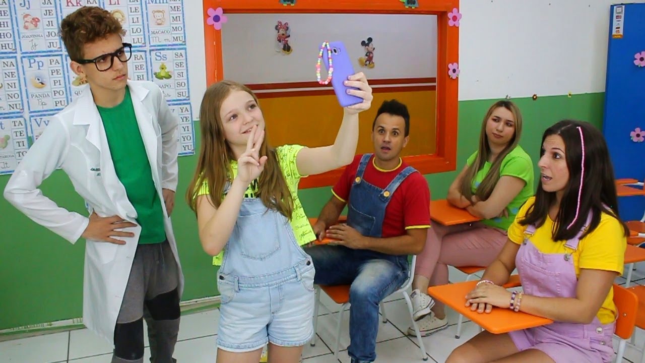 Dancinha, bagun&ccedil;a e confus&atilde;o na escola divertida 😱😆 - Rapha e Mandy