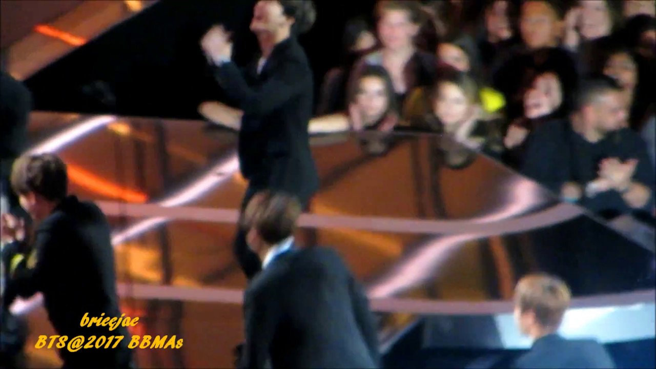 [FANCAM] BTS winning the Top Social Artist ~ 2017 Billboard Music Awards