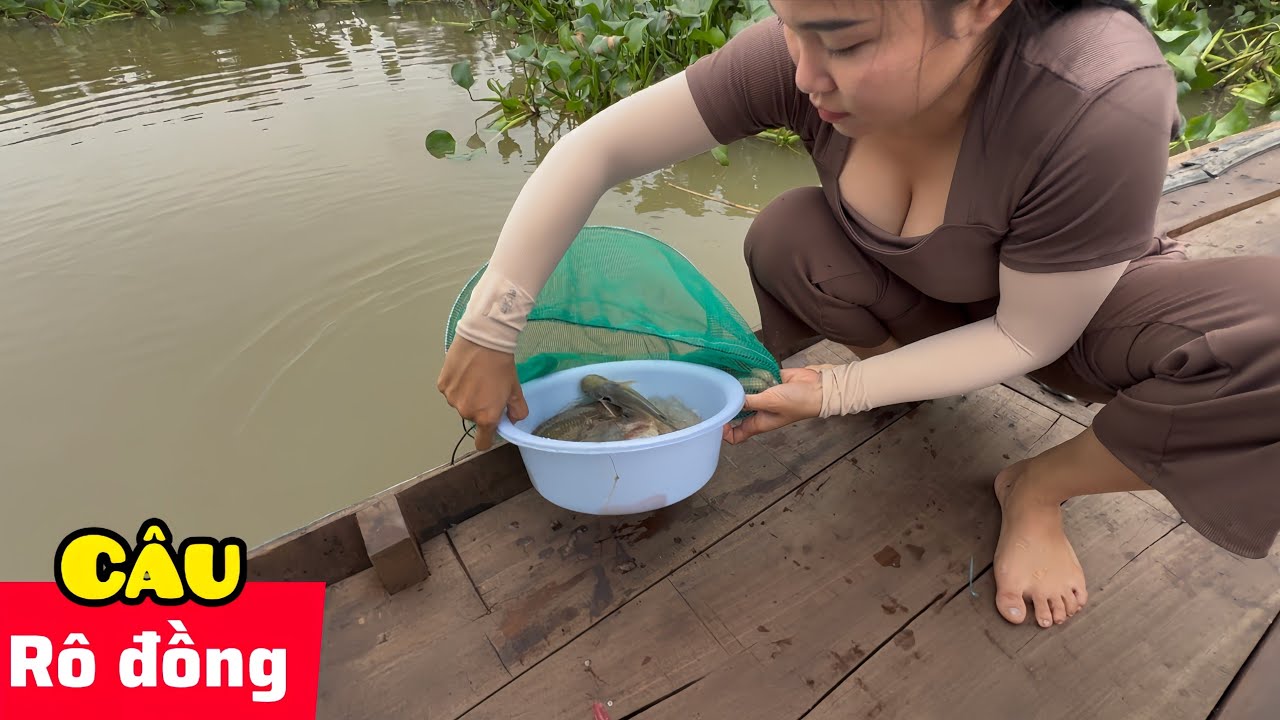 Cơm Chiều Tr&ecirc;n Thuyền C&acirc;u C&aacute; R&ocirc; Đồng Kho Bầu | Kh&oacute;i Bếp - Tv 249#