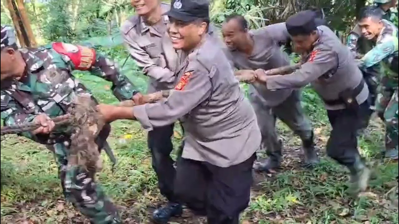 Kompak Bersatu, TNI–Polri dan Warga Kayuputih Gotong Royong Angkut Tiang Listrik