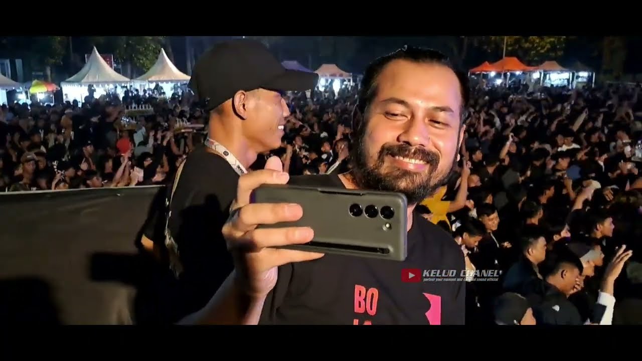 Ribuan warga padati gor Satria purwokerto live Brewog & Aeromax feat dj tanti 