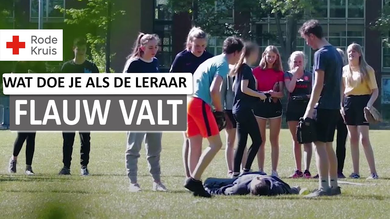 Leraar valt bewusteloos neer! Hoe reageren de leerlingen? | Als Het Kan Help Dan - Rode Kruis