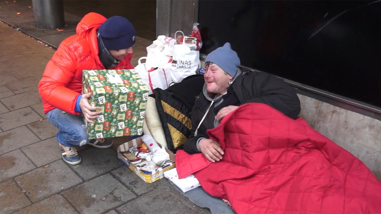 Sharing Gifts With Homeless On Christmas Eve