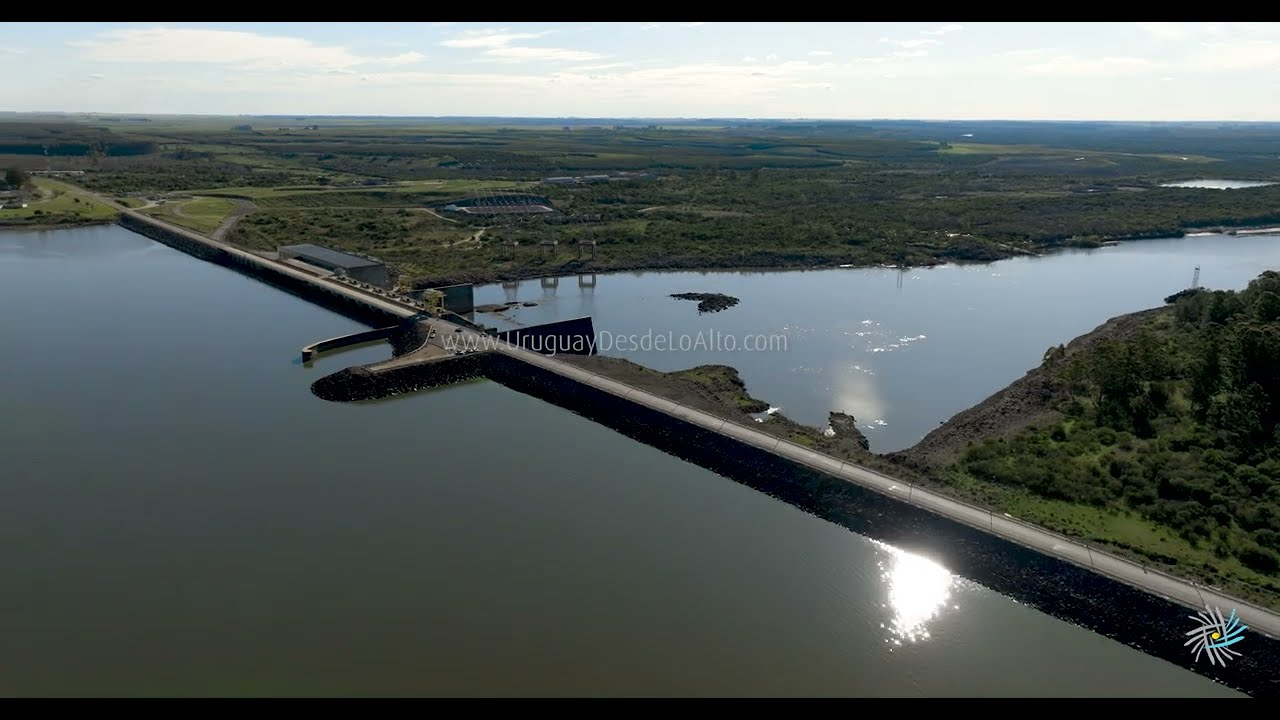Video aéreo en Palmar, Soriano. Represa hidroeléctrica sobre el río Negro en la ruta 55. M3 13062 75