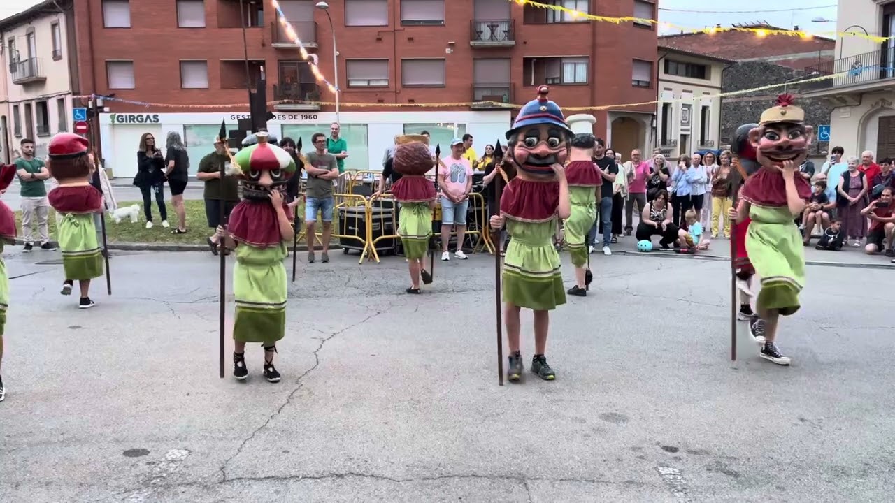 Ball dels Cabeçuts del barri de l’Eixample Popular d’Olot