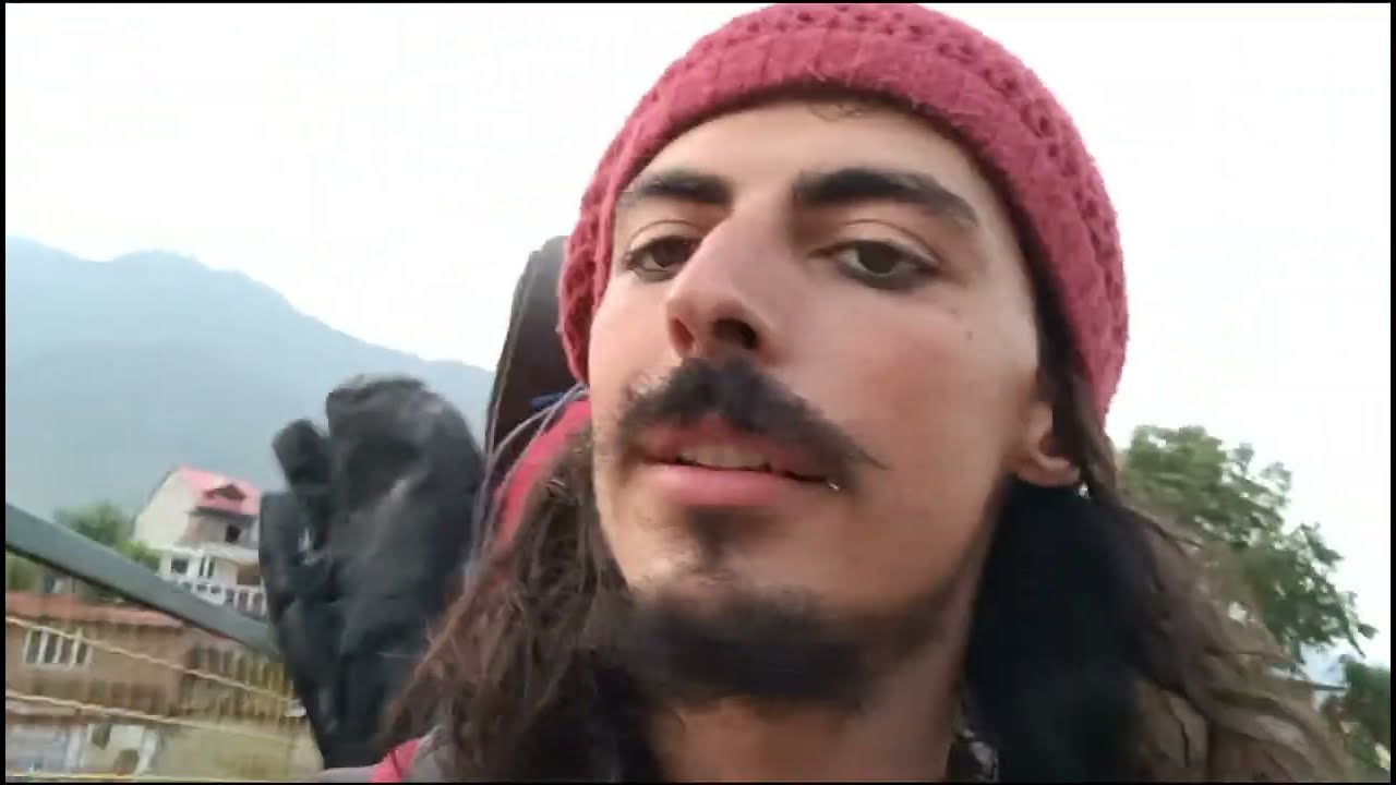 wake up near mandi get high and continue hitchhiking and busking