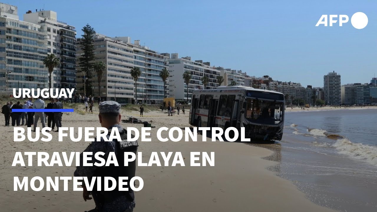 Bus fuera de control atraviesa playa en Montevideo: al menos 15 heridos | AFP