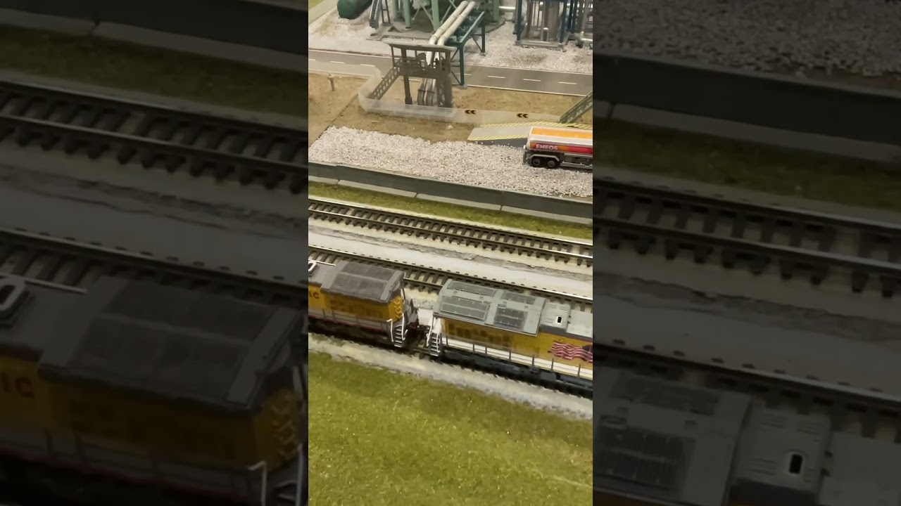 Union Pacific n scale boxcar train #unionpacific #train #trainshow #boxcars