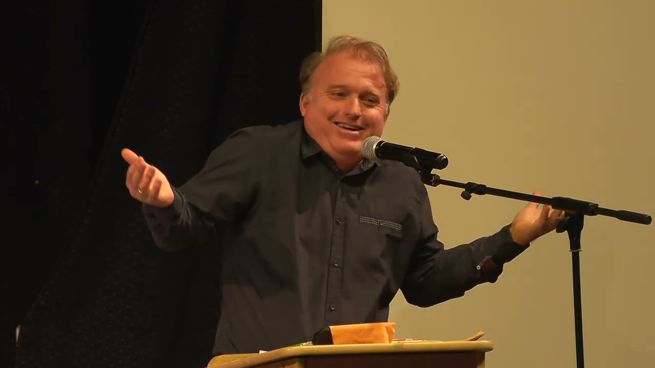 Lackfi J&aacute;nos tan&uacute;s&aacute;gt&eacute;tele a marosv&aacute;s&aacute;rhelyi I. Nősziget konferenci&aacute;n, 2022. november 19.