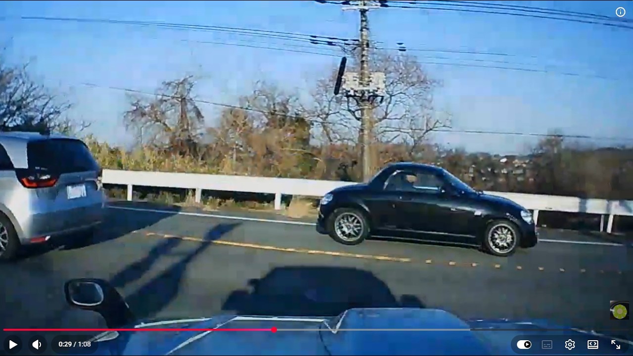 392.牧場・牧草ロール・のすぐ左に黒い牛さん達も（肉眼では見えタ笑）～県道～ホームセンターへの途中～笑～。群馬帝国の日常劇場。中華激安ドラレコ。たまに米軍ラジオON。群馬の車窓から