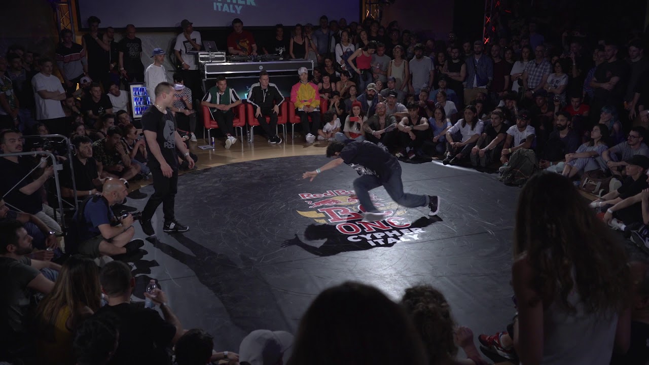 Red Bull BC One Cypher Italy 2018 | Semifinal: Dezz-it vs. Movy Cube