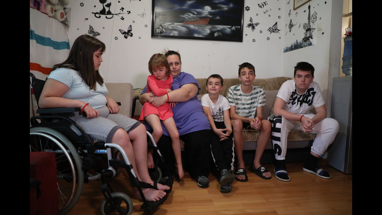 Deca legnu gladna, stomake im prevari san: Maja je samohrana majka 5 mališana, a 3 je teško bolesno