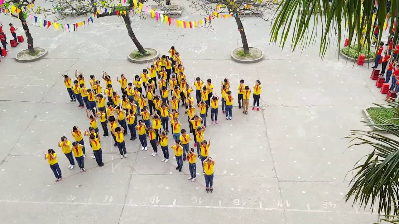 Các em học sinh đồng diễn xếp hình lá cờ Tổ quốc