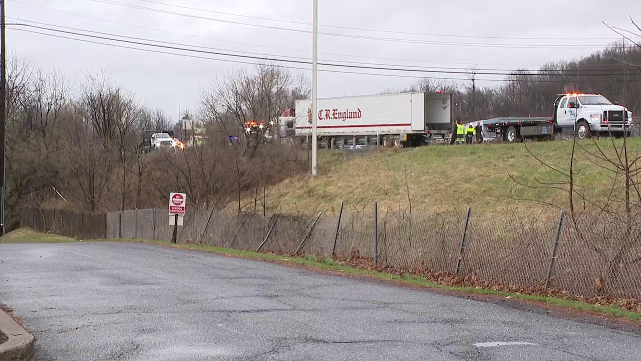 LIVE: Tractor-trailer crashes on I-283