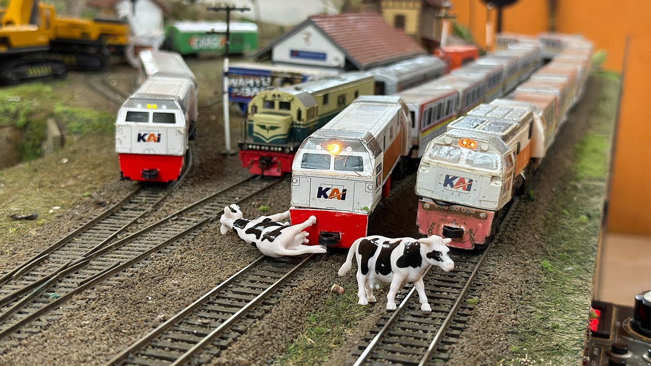 Kereta Api KAI Panjang Anjlok Menabrak Sapi Sampai Terguling Yang Melintas Di Atas Rel - Mainan Mini