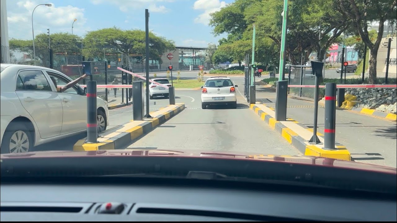 Fourways Crossing to Broadacres, Sandton, Johannesburg. Day time driving with Volvo S60 D4