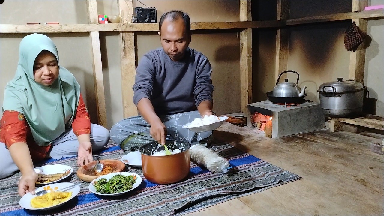 MENU MAKAN HARI INI DIDAPUR TUNGKU PEDESAAN! DAUN SINGKONG REBUS, IKAN ASIN DAN SAMBAL TAMBAH NIKMAT