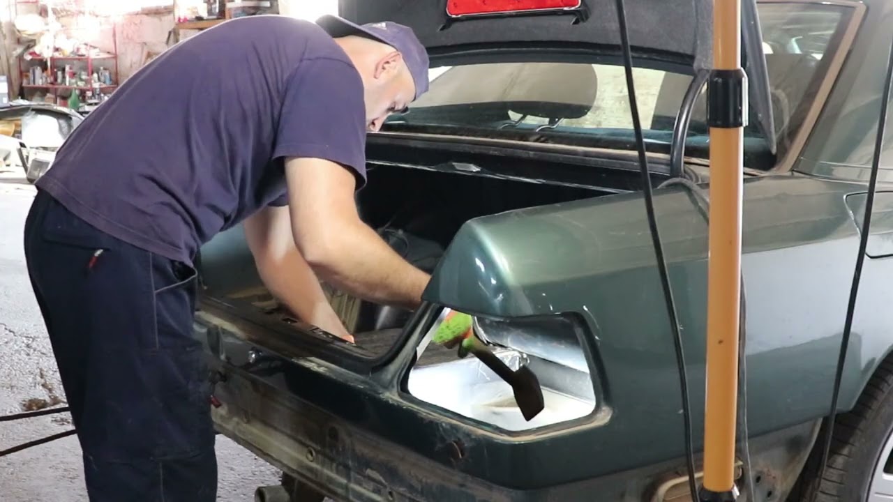 Stretching the rear of the green W124!