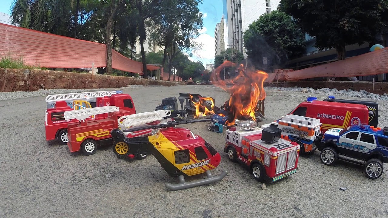 Brinquedos para Crianças / Treinamentos com Carros de Bombeiros com uma Carreta Cegonha Pegando Fogo