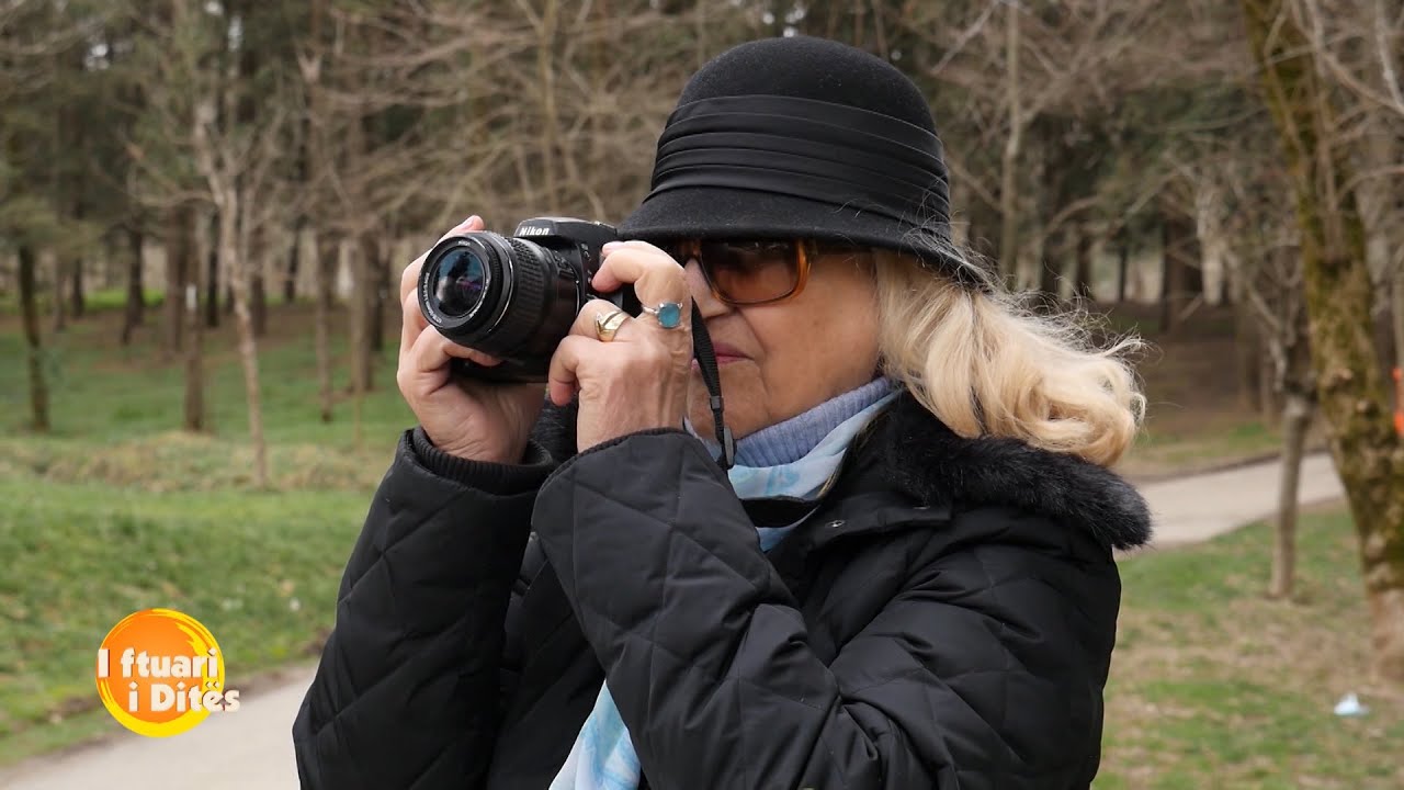 Një 76-vjeçare e pazakontë, me xhinse dhe aparat fotografik në dorë në kërkim të së bukurës